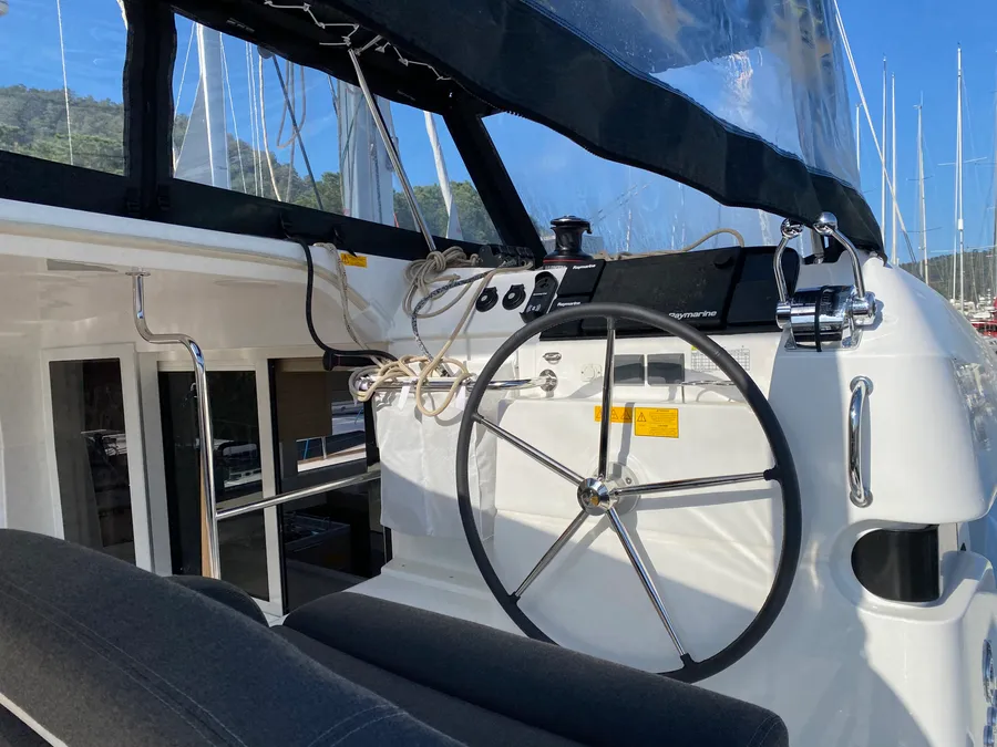 VY350003 Beneteau Lagoon 40