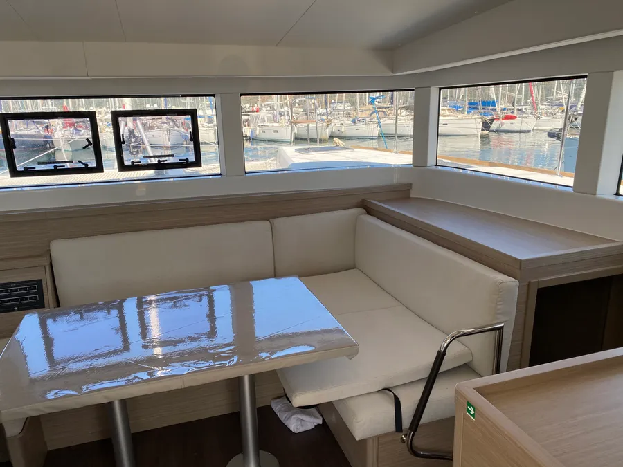 VY350003 Beneteau Lagoon 40