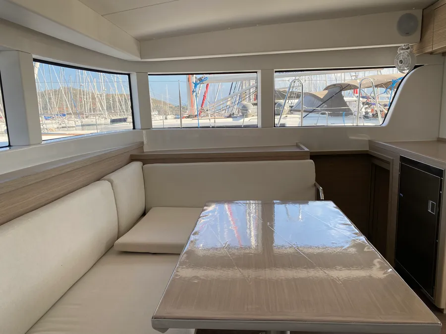 VY350003 Beneteau Lagoon 40