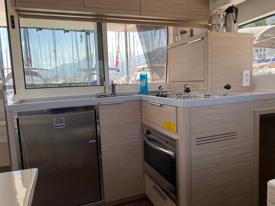 VY350003 Beneteau Lagoon 40